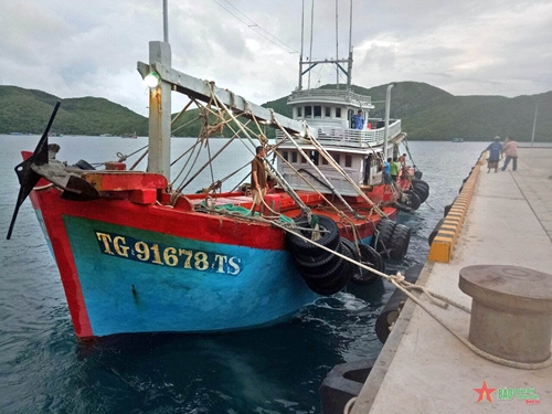 Lực lượng chức năng Bộ tư lệnh Cảnh sát biển bắt giữ tàu chở dầu DO không rõ nguồn gốc